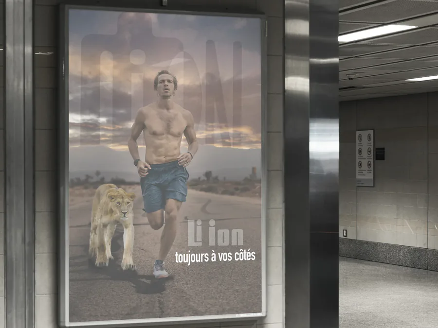 Affiche Li-ion « toujours à vos côtés » dans un couloir de métro