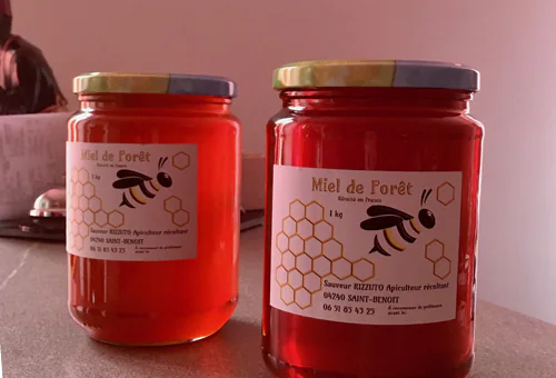 Pots de miel de montagne avec étiquettes personnalisées
