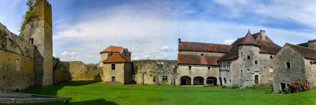 Panorama d’un château et de son village
