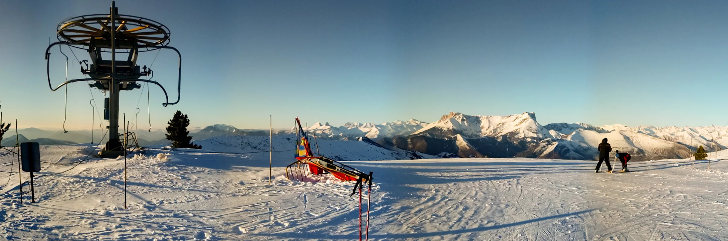Panorama de montagne enneigée dans les Hautes-Alpes