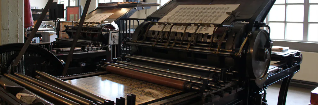 Bandeau imprimerie : ancienne presse typographique dans un atelier