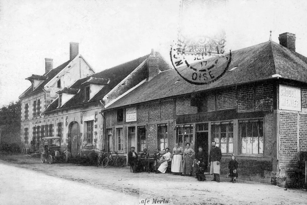 Carte postale ancienne restaurée : le Café Merlu et ses habitants devant la façade