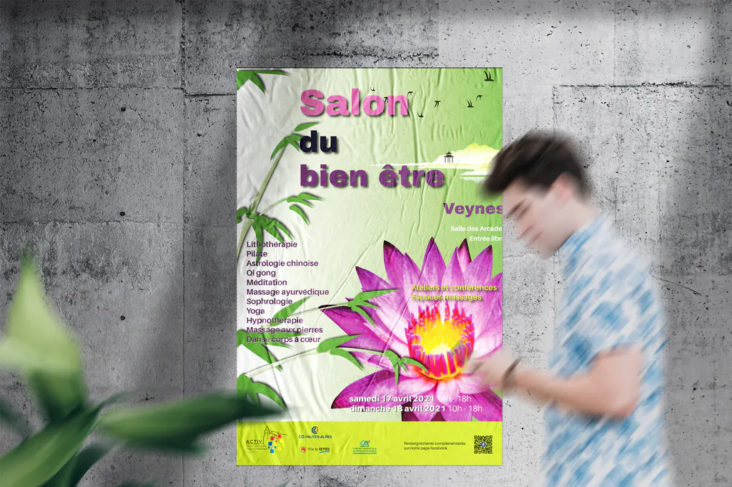 Affiche du salon du bien-être de Veynes avec une fleur de lotus rose, collée sur un mur en béton