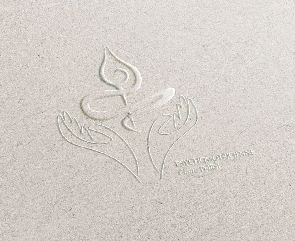 Logo d’une psychomotricienne embossé sur papier : mains et flamme