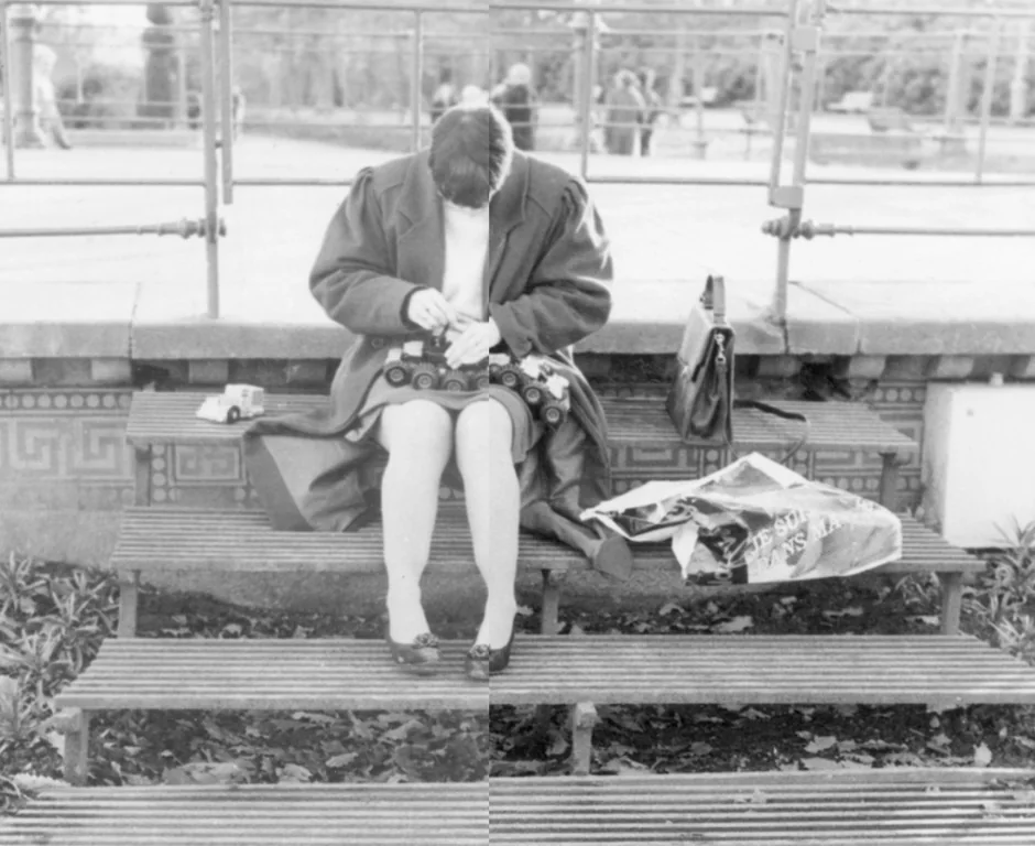 Photo ancienne restaurée : femme assise sur un banc dans un jardin