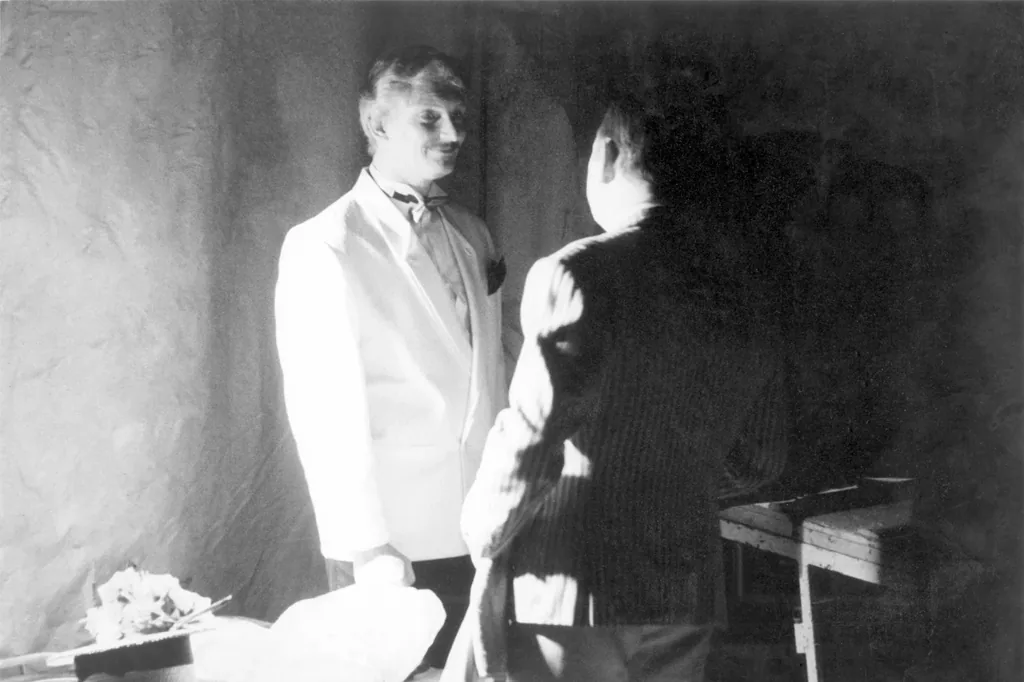 Après restauration : deux hommes, dont l’un en veste blanche, photo ancienne en noir et blanc