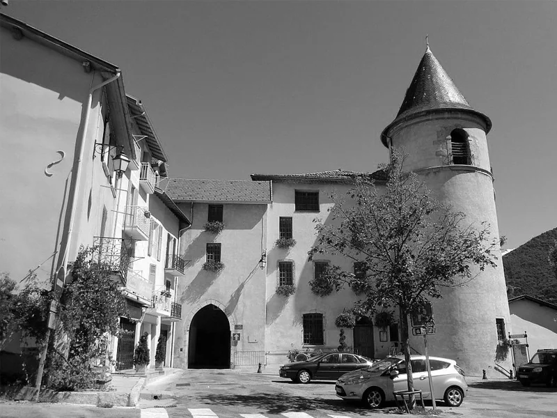 Mairie de Veynes et sa tour ronde, photographie en noir et blanc