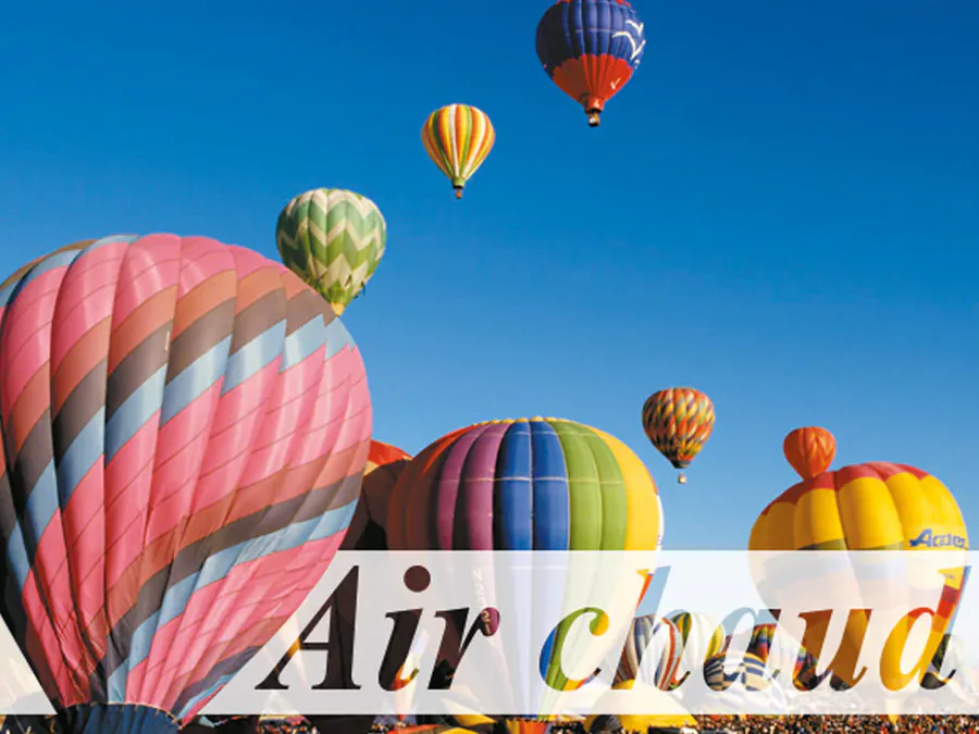 Photomontage « Air chaud » : montgolfières colorées dans un ciel bleu