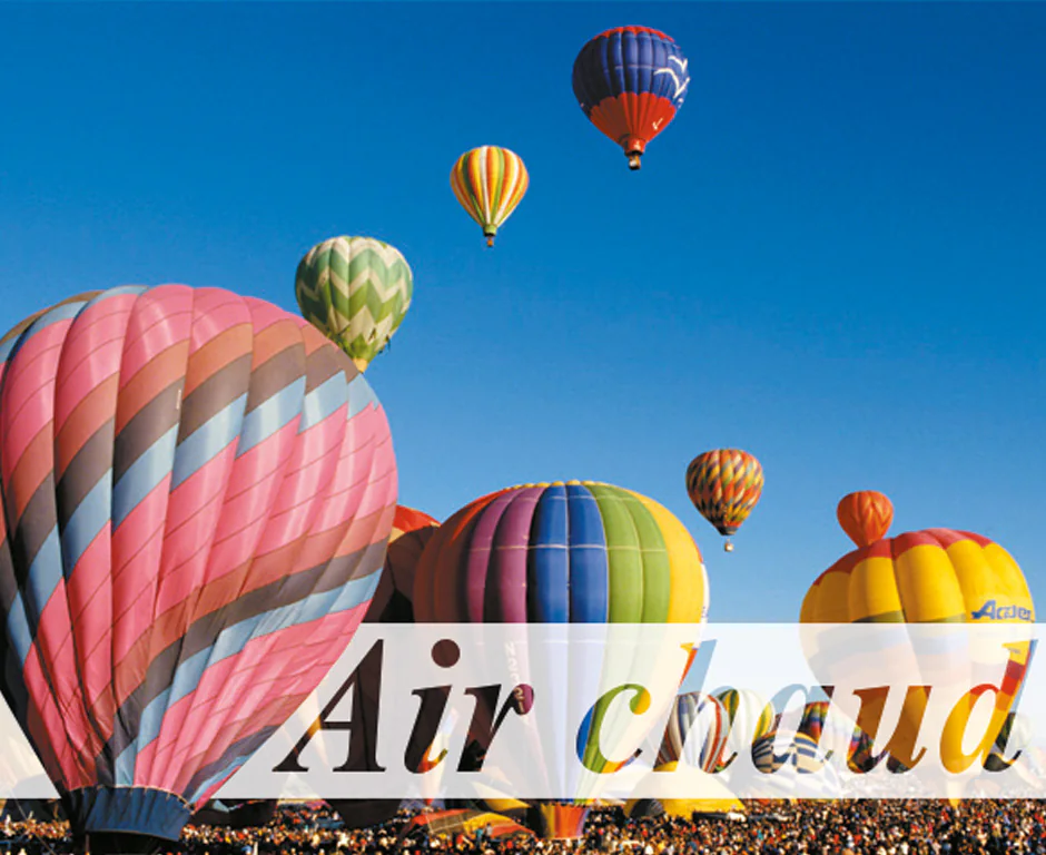 Photomontage « Air chaud » : montgolfières colorées dans un ciel bleu