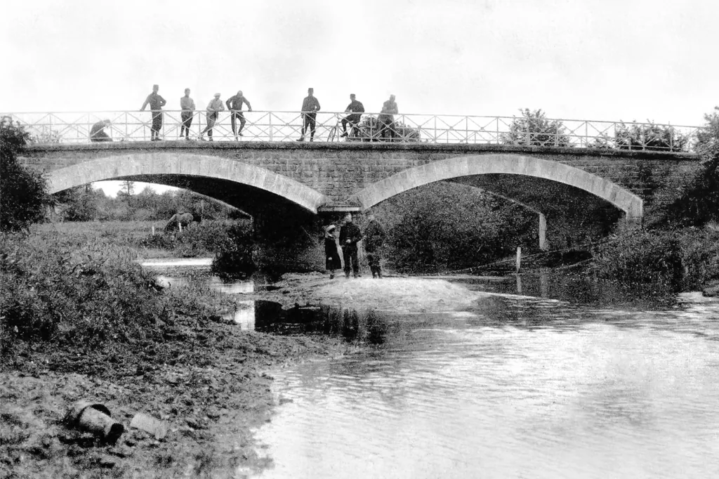 Après restauration : carte postale ancienne du pont sur l’Alène à Fours