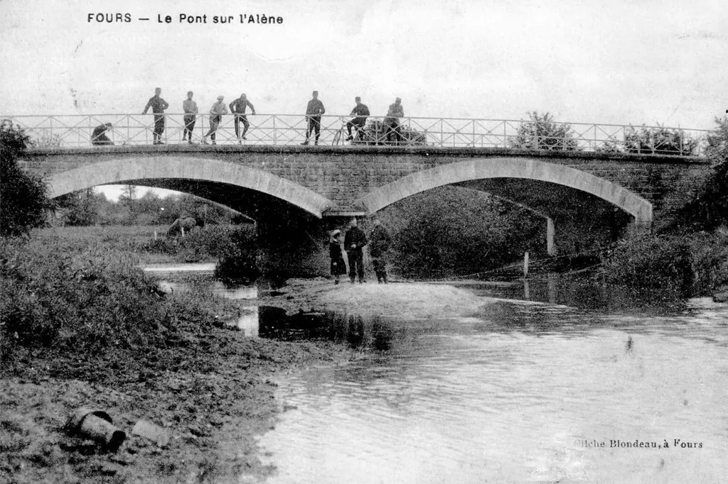 Avant restauration : carte postale ancienne du pont sur l’Alène à Fours