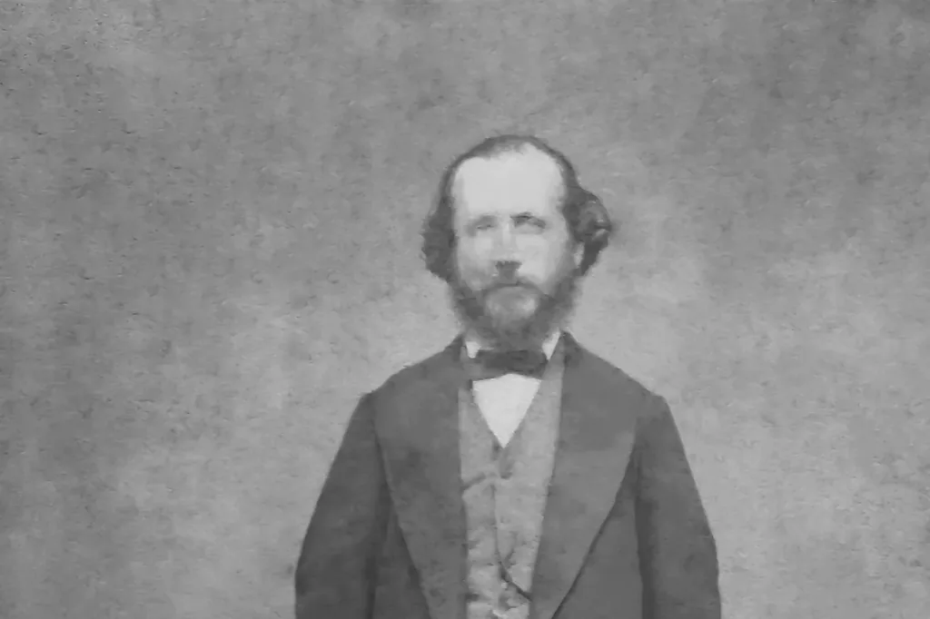 Après restauration : portrait ancien d’un homme barbu en costume