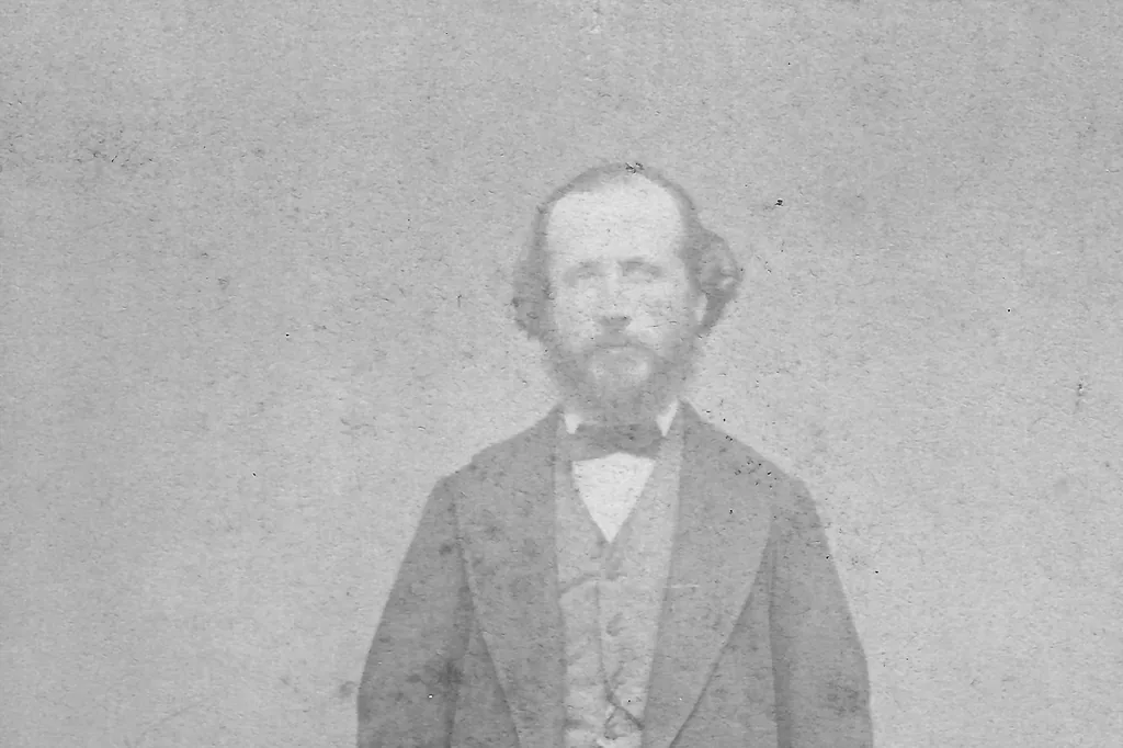 Avant restauration : portrait ancien d’un homme barbu en costume