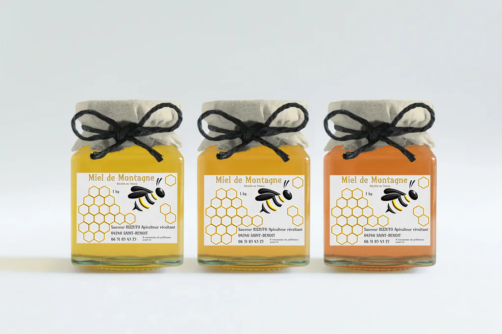 Trois pots de miel étiquetés, photographie produit