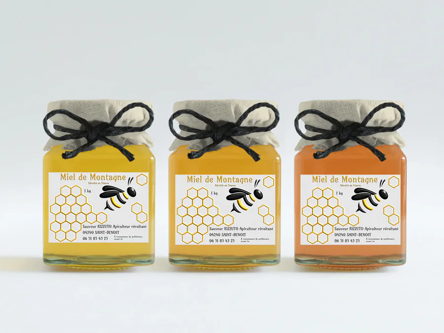 Trois pots de miel étiquetés, photographie produit