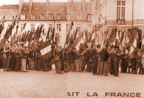 Restauration d’une photo ancienne : défilé de porte-drapeaux devant un bâtiment, avant et après