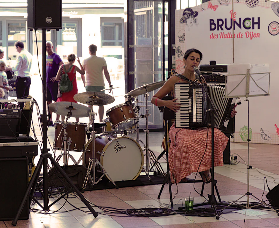 Accordéoniste en concert lors d’un brunch musical