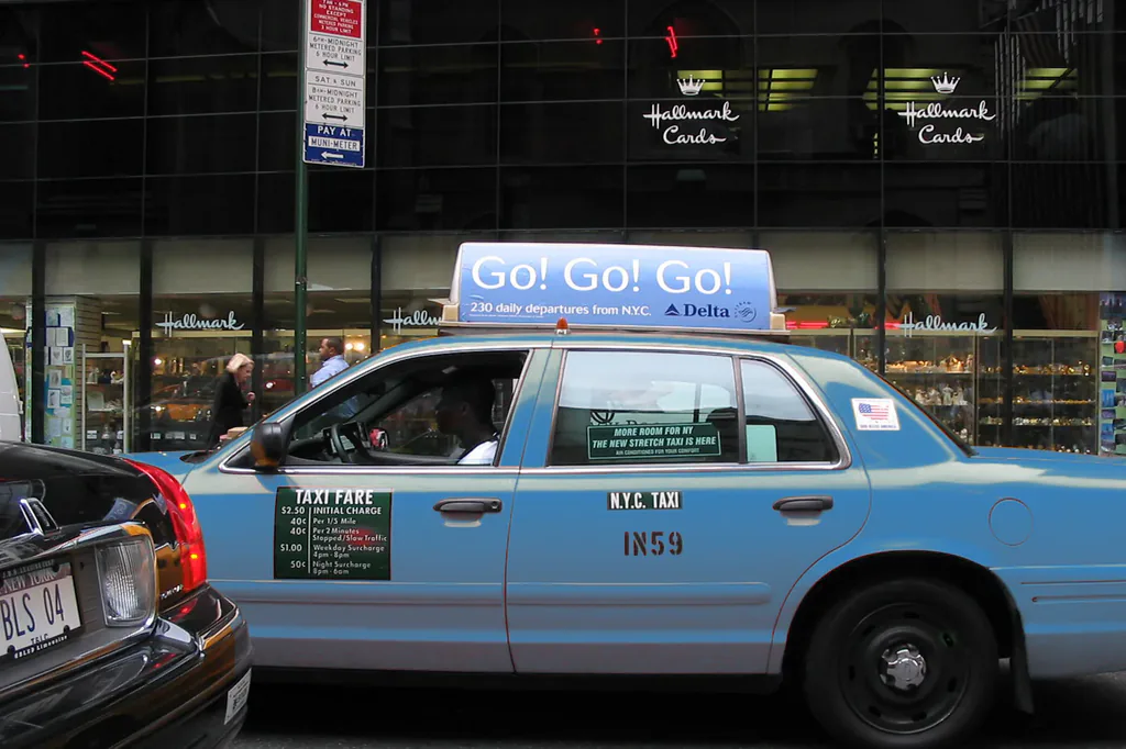 Après retouche : taxi new-yorkais recoloré en bleu