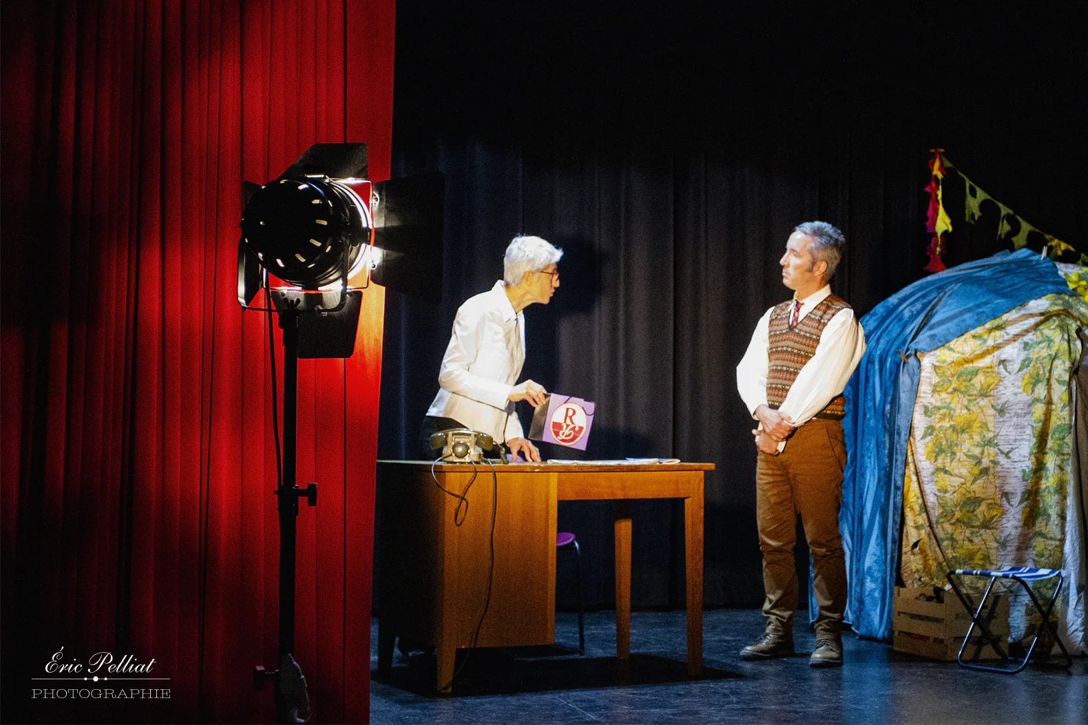 Deux comédiens sur scène, photographie de théâtre