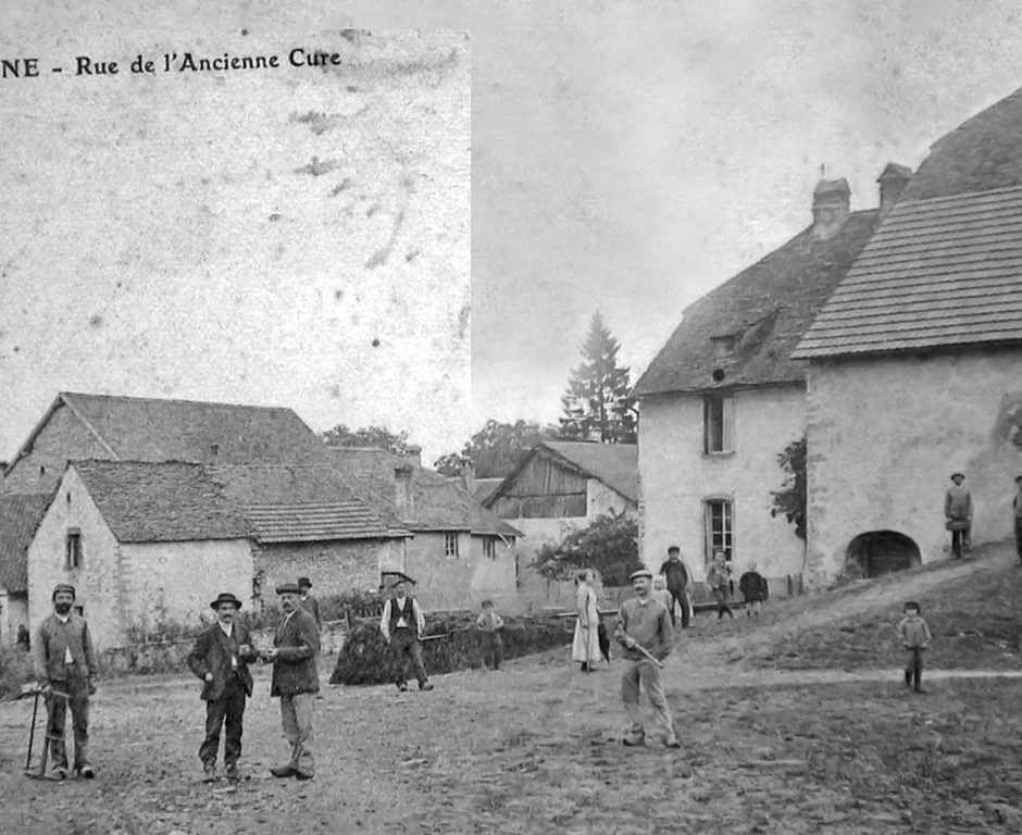 Carte postale ancienne restaurée de Valonne : rue de l’Ancienne Cure et ses habitants