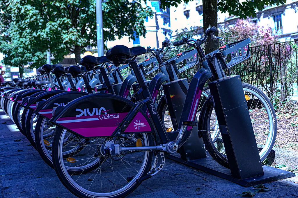 Après retouche : vélos en libre-service DiviaVélodi alignés, couleurs ravivées