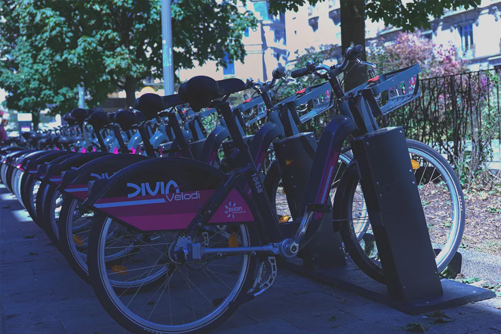 Avant retouche : vélos en libre-service alignés, image terne et bleutée